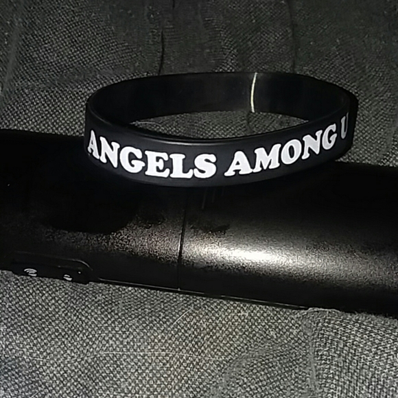 New* Cancer support Rubber wrist band - Picture 2 of 2